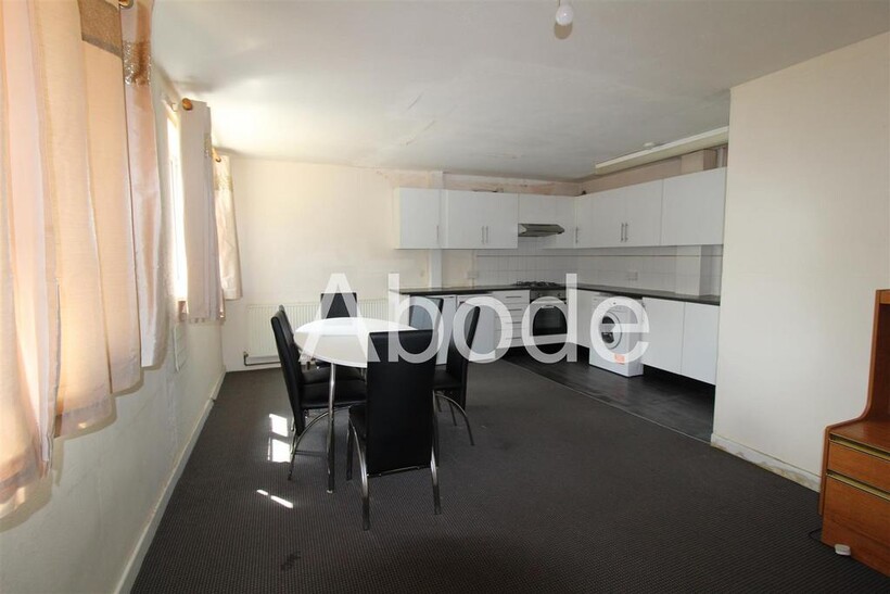 Woodsley Road, Hyde Park, Leeds 6 bed house to rent - £2,500 pcm (£577 pw)