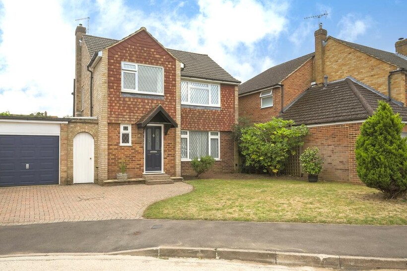 Godley Road, West Byfleet KT14 3 bed detached house to rent - £2,300 pcm (£531 pw)