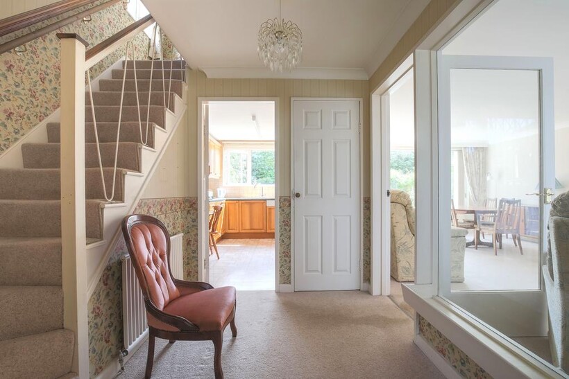 Godley Road, West Byfleet KT14 3 bed detached house to rent - £2,300 pcm (£531 pw)