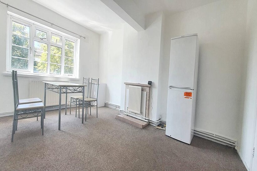 Lady Margaret Road, Southall UB1 3 bed flat to rent - £2,500 pcm (£577 pw)
