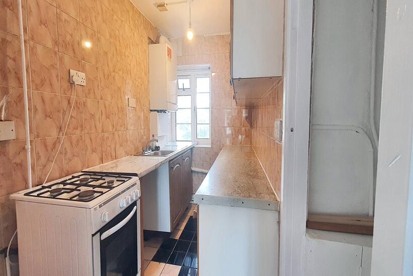 Lady Margaret Road, Southall UB1 3 bed flat to rent - £2,500 pcm (£577 pw)