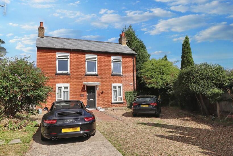 Queens Road, Hersham KT12 1 bed maisonette to rent - £1,350 pcm (£312 pw)