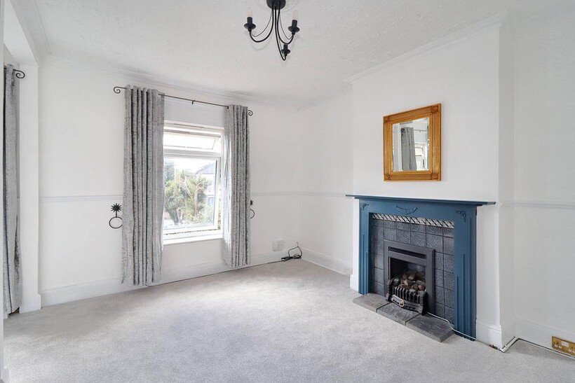 Queens Road, Hersham KT12 1 bed maisonette to rent - £1,350 pcm (£312 pw)