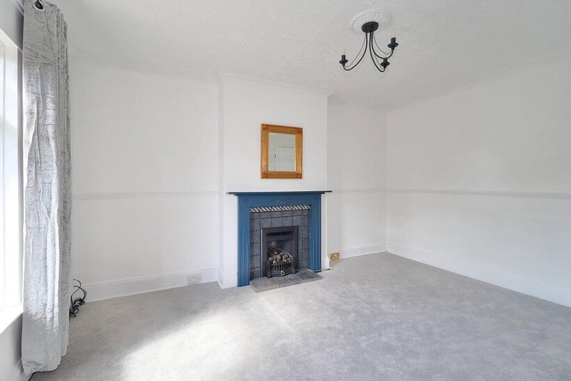 Queens Road, Hersham KT12 1 bed maisonette to rent - £1,350 pcm (£312 pw)