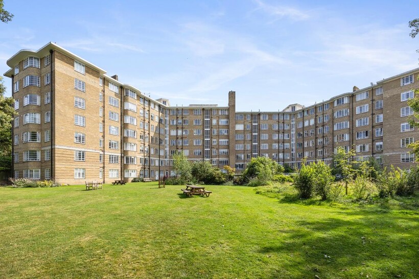 Furze Hill, Hove BN3 3 bed flat to rent - £2,350 pcm (£542 pw)