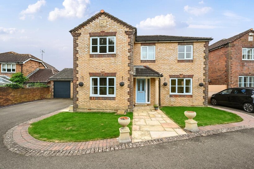 Mallard Way, Henfield BN5 4 bed detached house to rent - £2,500 pcm (£577 pw)