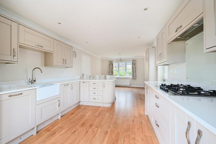 Mallard Way, Henfield BN5 4 bed detached house to rent - £2,500 pcm (£577 pw)