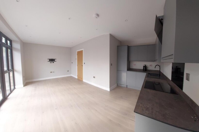 Meadrow, Godalming GU7 1 bed flat to rent - £1,200 pcm (£277 pw)