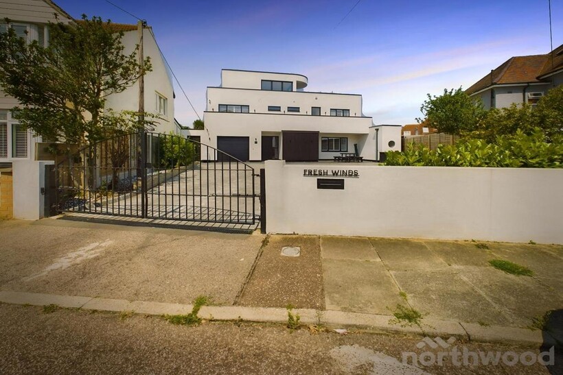 Percival Road, Walton-on-the-Naze CO14 4 bed detached house to rent - £4,250 pcm (£981 pw)