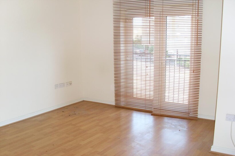 Coniston Avenue, Purfleet-on-Thames RM19 2 bed flat to rent - £1,395 pcm (£322 pw)