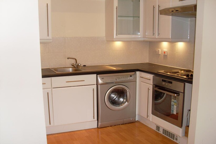 Coniston Avenue, Purfleet-on-Thames RM19 2 bed flat to rent - £1,395 pcm (£322 pw)