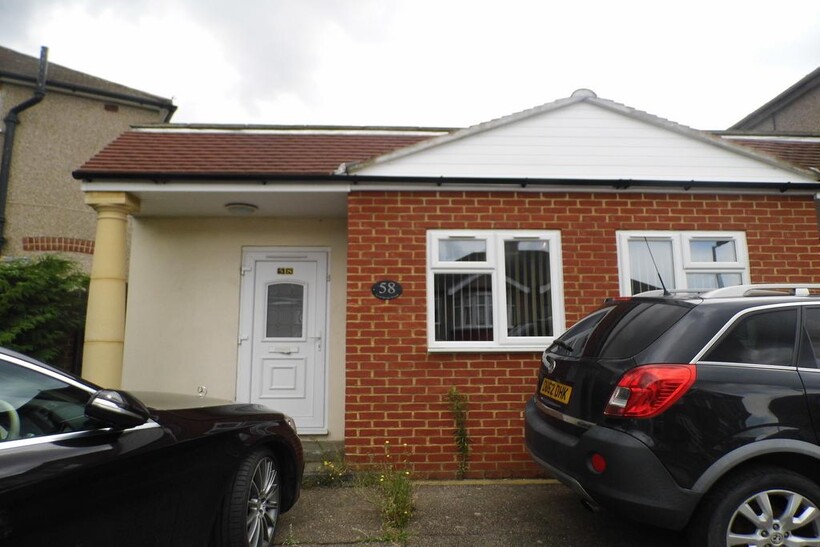 Lowlands Road, Aveley RM15 2 bed bungalow to rent - £1,400 pcm (£323 pw)