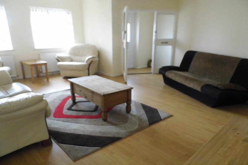 Lowlands Road, Aveley RM15 2 bed bungalow to rent - £1,400 pcm (£323 pw)