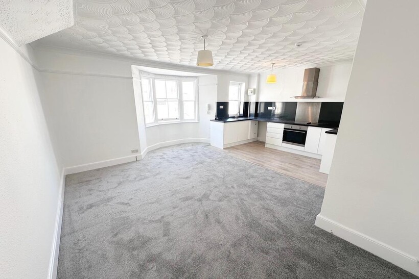 Cavendish Place, Eastbourne BN21 1 bed flat to rent - £850 pcm (£196 pw)