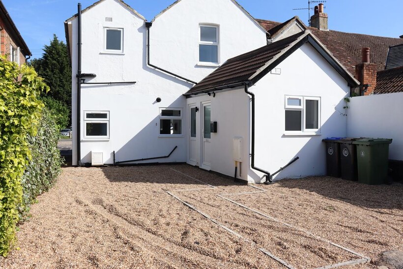 High Street, Bagshot GU19 1 bed ground floor maisonette to rent - £1,150 pcm (£265 pw)