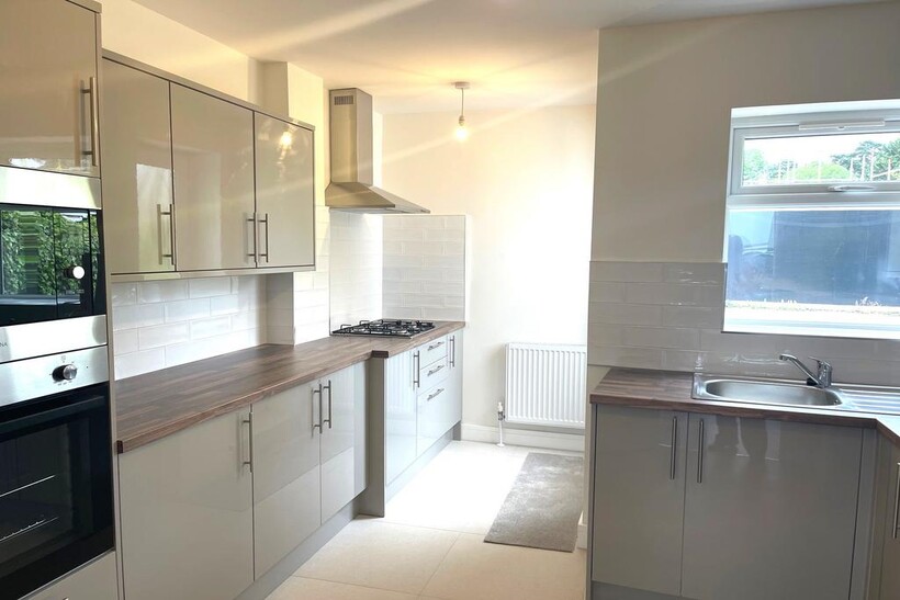 High Street, Bagshot GU19 1 bed ground floor maisonette to rent - £1,150 pcm (£265 pw)