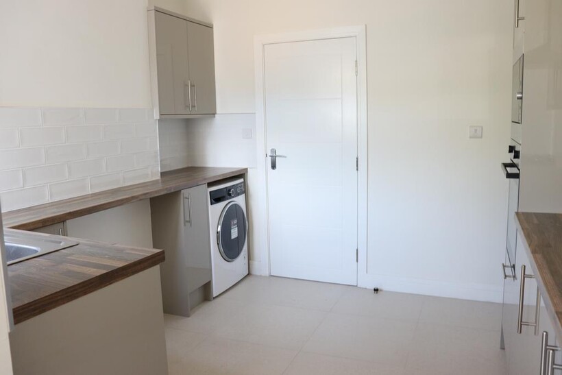 High Street, Bagshot GU19 1 bed ground floor maisonette to rent - £1,150 pcm (£265 pw)