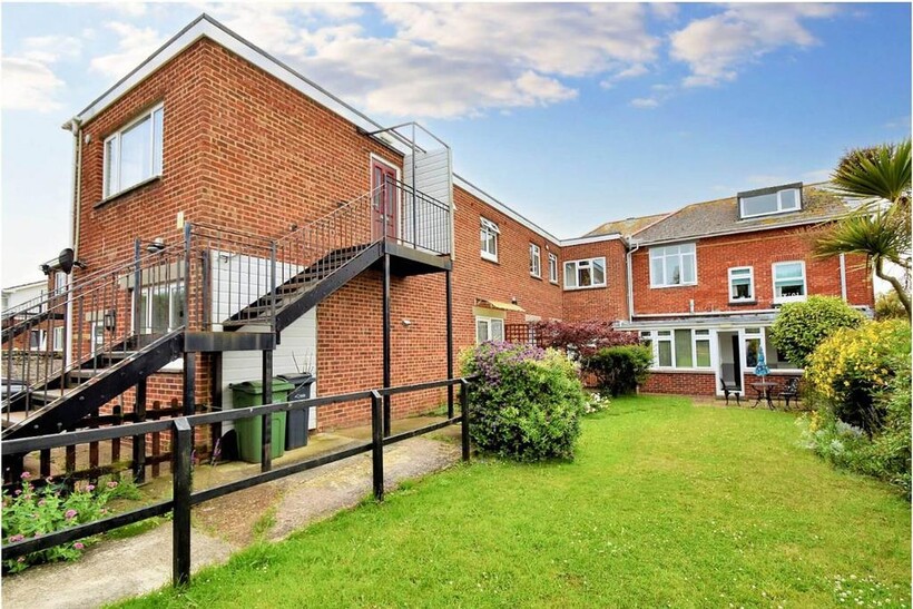Sandown Road, Sandown PO36 3 bed ground floor flat to rent - £1,050 pcm (£242 pw)