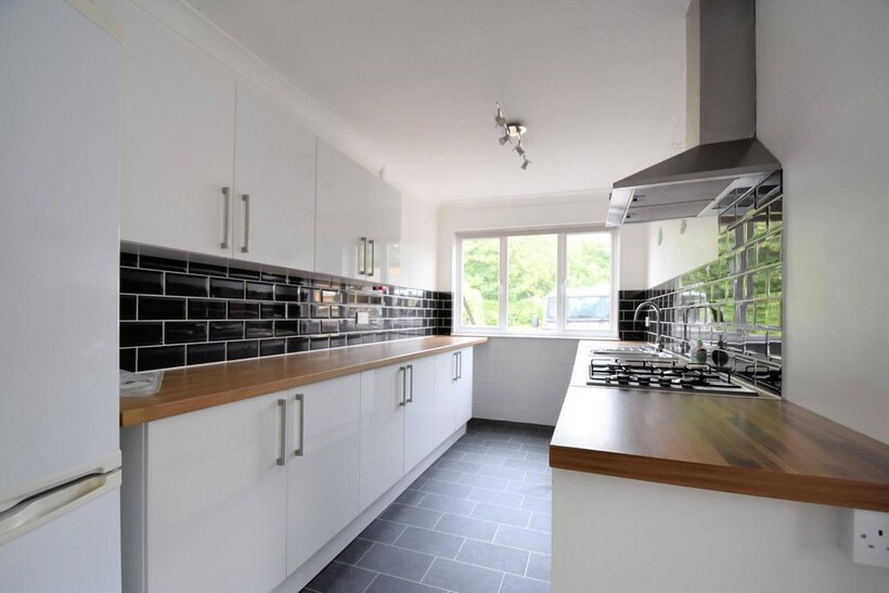 Sandown Road, Sandown PO36 3 bed ground floor flat to rent - £1,050 pcm (£242 pw)