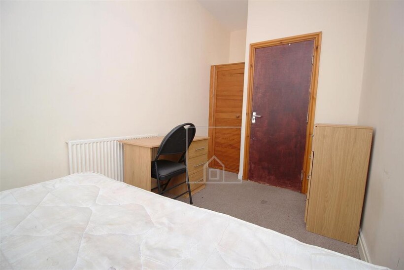 Woodsley Road, Hyde Park, Leeds 5 bed house to rent - £2,167 pcm (£500 pw)