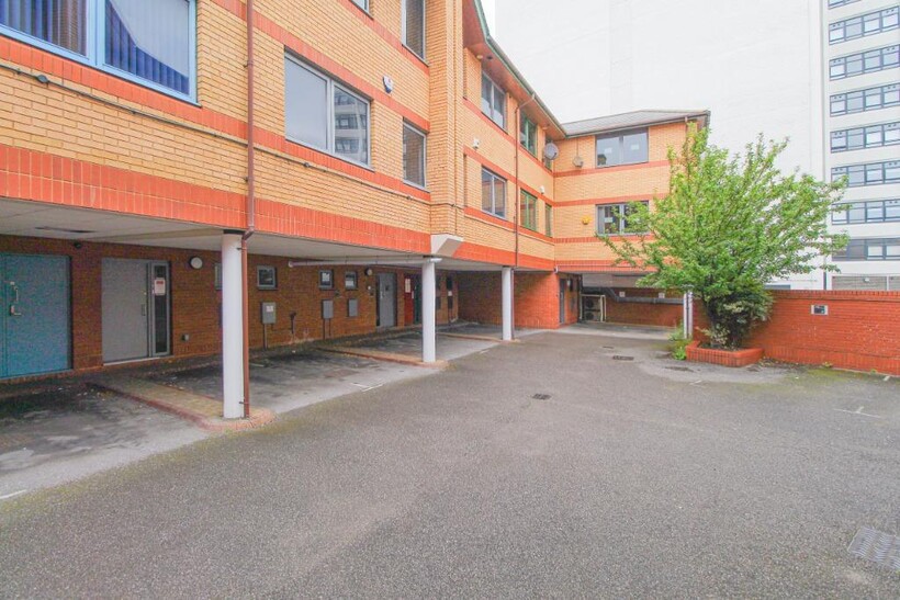 Commercial Street, Portsmouth PO1 2 bed flat to rent - £1,450 pcm (£335 pw)