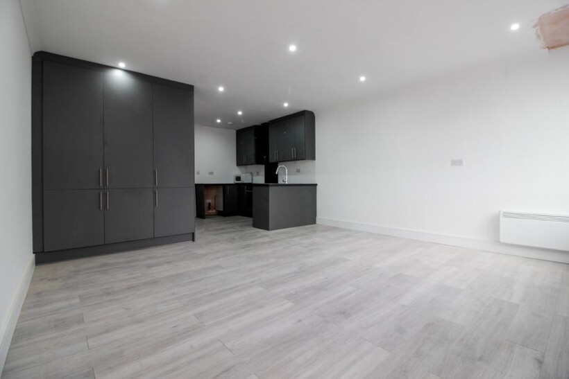 Commercial Street, Portsmouth PO1 2 bed flat to rent - £1,450 pcm (£335 pw)