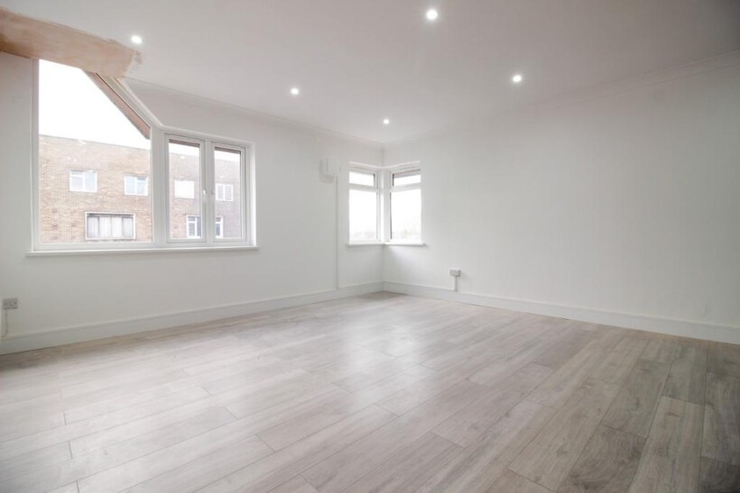 Commercial Street, Portsmouth PO1 2 bed flat to rent - £1,450 pcm (£335 pw)