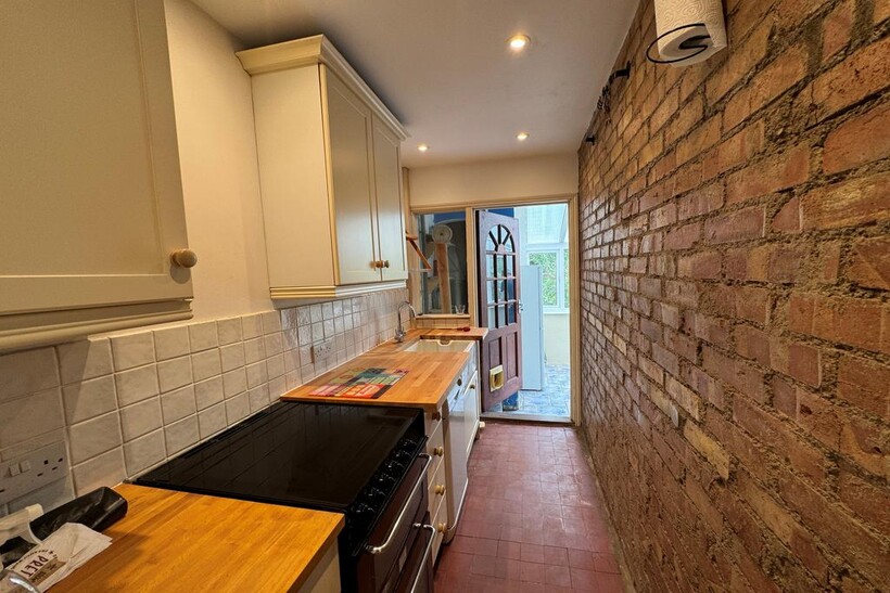 Beech Road, London N11 2 bed flat to rent - £1,450 pcm (£335 pw)