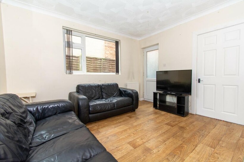 Large 4 Bed Student House 4 bed detached house to rent - £2,500 pcm (£577 pw)