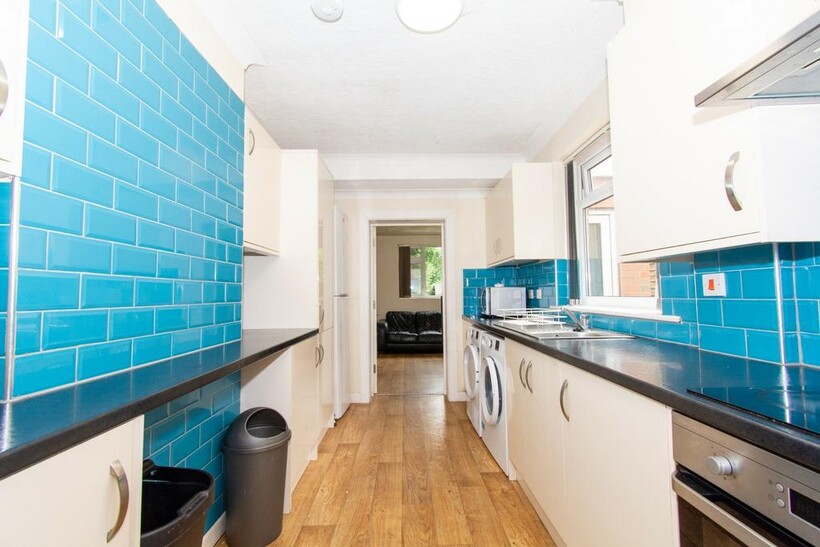 Large 4 Bed Student House 4 bed detached house to rent - £2,500 pcm (£577 pw)