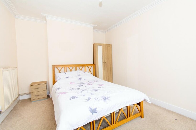 Large 4 Bed Student House 4 bed detached house to rent - £2,500 pcm (£577 pw)