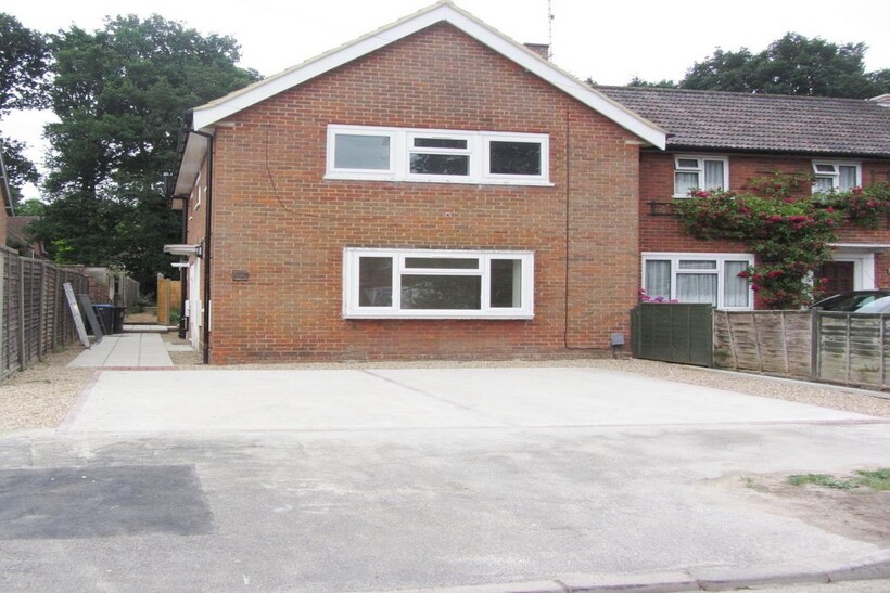 Balmoral Drive, Woking GU22 2 bed ground floor maisonette to rent - £1,600 pcm (£369 pw)