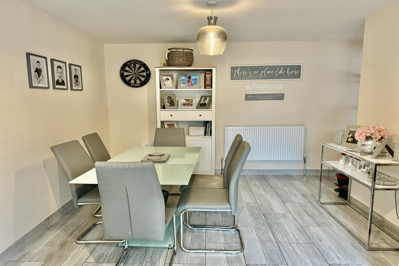 Balmoral Drive, Woking GU22 2 bed ground floor maisonette to rent - £1,600 pcm (£369 pw)