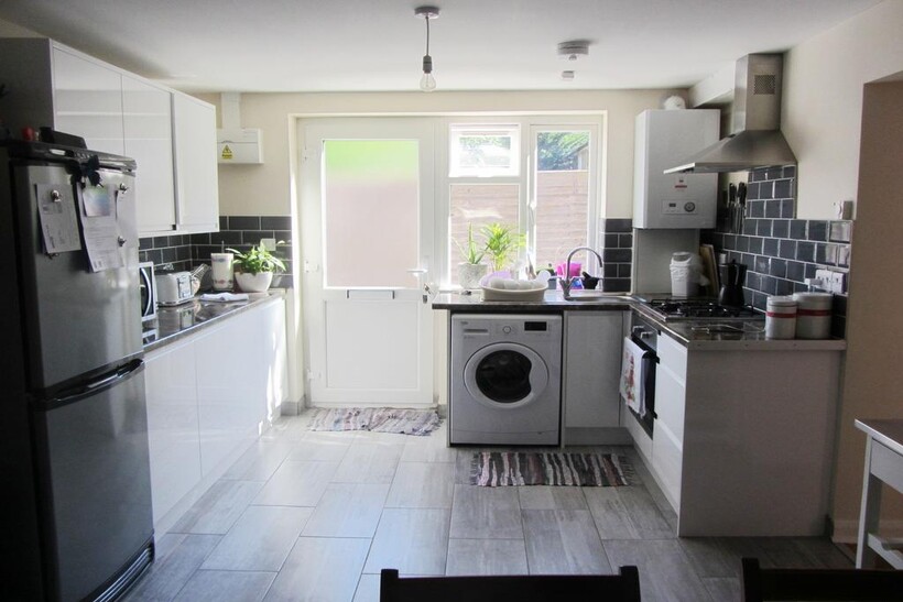 Balmoral Drive, Woking GU22 2 bed ground floor maisonette to rent - £1,600 pcm (£369 pw)