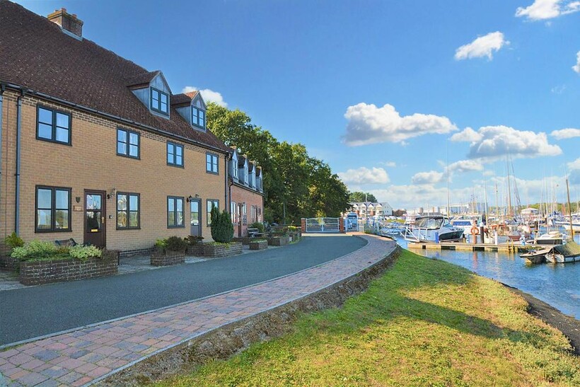 Redshank Way, Newport PO30 4 bed townhouse to rent - £1,200 pcm (£277 pw)