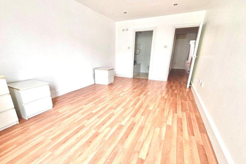 3 Bedroom Flat in Maidstone ME14 2TW 3 bed flat to rent - £1,650 pcm (£381 pw)