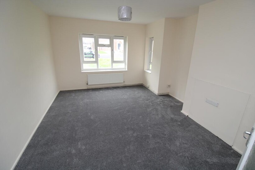 Eastham Crescent, Brentwood CM13 2 bed flat to rent - £1,150 pcm (£265 pw)