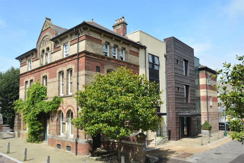 Weymouth Avenue, Dorchester DT1 2 bed flat to rent - £1,200 pcm (£277 pw)