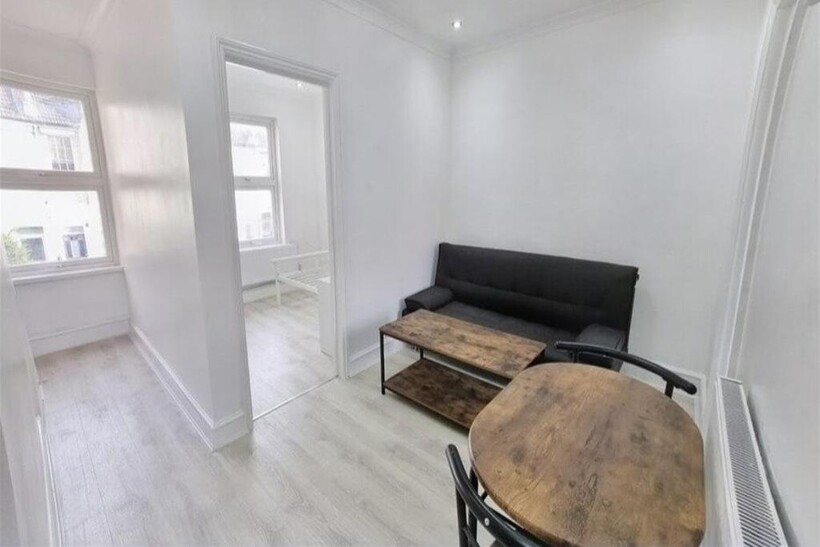 London E11 2 bed maisonette to rent - £1,750 pcm (£404 pw)