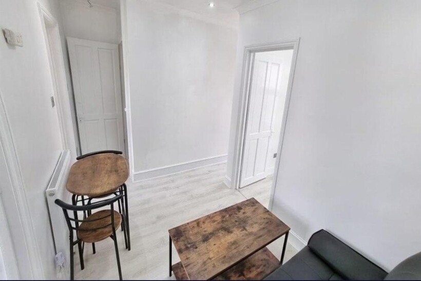 London E11 2 bed maisonette to rent - £1,750 pcm (£404 pw)