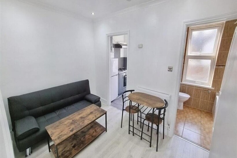London E11 2 bed maisonette to rent - £1,750 pcm (£404 pw)