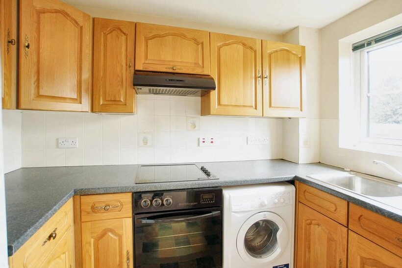 Walton Park, Walton-on-Thames KT12 1 bed maisonette to rent - £1,150 pcm (£265 pw)