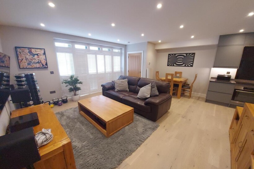 Meadrow, Godalming GU7 1 bed flat to rent - £1,250 pcm (£288 pw)