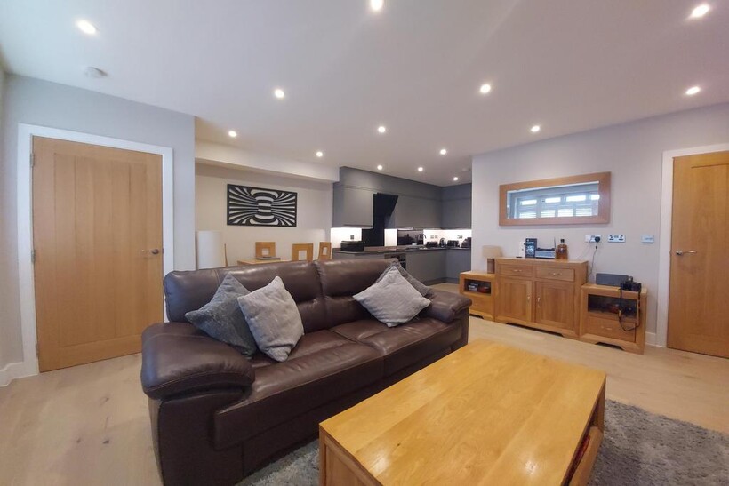 Meadrow, Godalming GU7 1 bed flat to rent - £1,250 pcm (£288 pw)