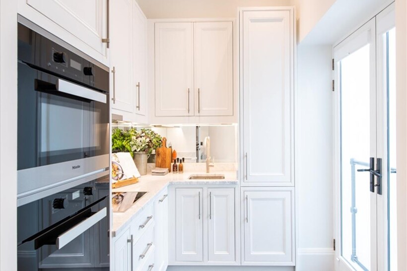 London W8 2 bed apartment to rent - £11,700 pcm (£2,700 pw)