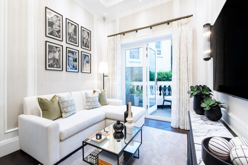 London W8 2 bed apartment to rent - £11,700 pcm (£2,700 pw)