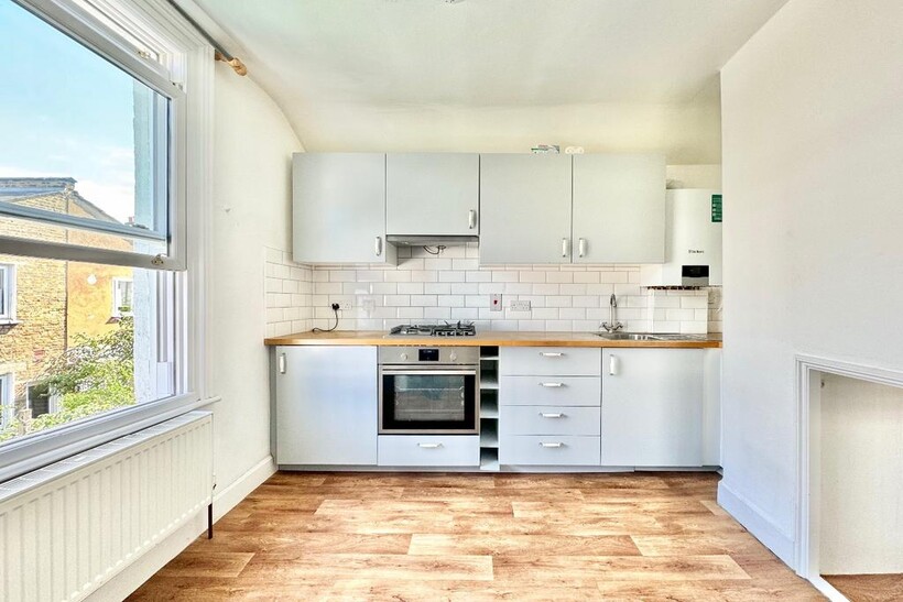 Garratt Lane, London, SW18 4DX 2 bed maisonette to rent - £2,250 pcm (£519 pw)