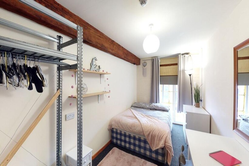 Russell Street, Nottingham NG7 1 bed in a flat share to rent - £455 pcm (£105 pw)
