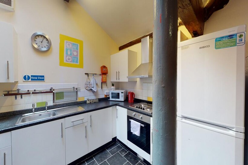 Russell Street, Nottingham NG7 1 bed in a flat share to rent - £455 pcm (£105 pw)
