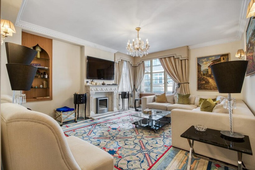 45 Lowndes Square, London SW1X 2 bed flat to rent - £5,499 pcm (£1,269 pw)